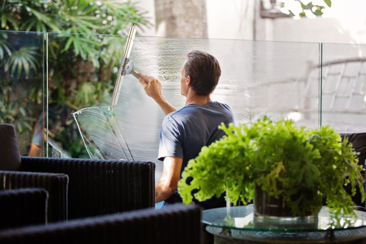 sprzątacz myje okna w osiedlu